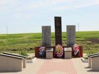 Братская могила воинов, погибших в боях с фашистскими захватчиками
